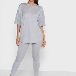 CO ORD LEGGING AND OVERSIZED
TSHIRT SET
GREY